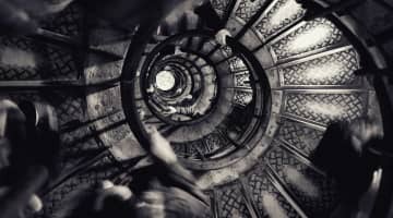 【夢占い】階段の夢の意味は？良い？将来への不安の表れ？状況別で解説！のサムネイル画像