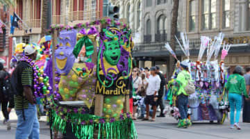 ニューオーリンズのマルディグラは美女の旨を拝めるおっぱい祭り!?クレイジーなお祭りを現場からお届け！のサムネイル画像