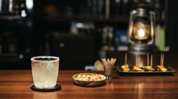 一人飲みは出会いの宝庫！出会う方法とアプローチのコツを伝授！のサムネイル画像