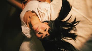 【ドMが告白】女性は押し倒す男性が好き！その心理と押し倒すときに気をつけたいポイントとは？のサムネイル画像