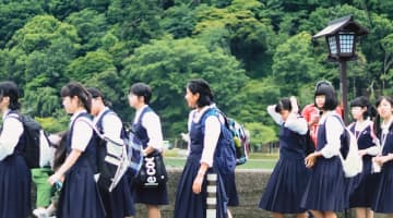【2025年最新情報】東京の制服フェチ風俗を格安・大衆・高級店別に6店厳選！ランクごとの相場料金も必見！のサムネイル画像