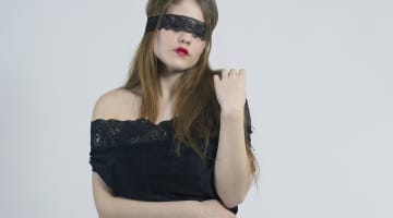 目隠ししてバイブを挿入すると気持ちよすぎる！女性を逝かせまくるなら試して！のサムネイル画像
