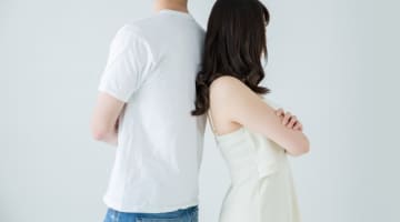 彼氏が嫉妬深くてうざい！男友達や先輩とサシ飲みはセーフ？それとも？のサムネイル画像