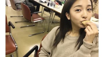 板野友美の最近の画像がヤバい！？昔と今の顔が違いすぎると話題に！のサムネイル画像