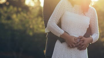 男性からのボディタッチ、女性はどう思う？触りたいと思う女性の特徴も紹介！のサムネイル