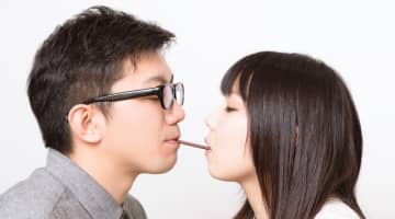 【男の本音】付き合う前にするディープキスをする心理とは？女性からするのもアリ！のサムネイル画像