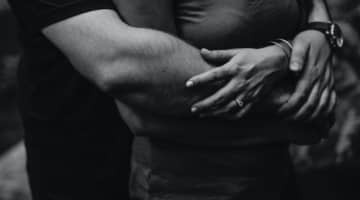 満員電車で密着してラッキー！勃起したらバレてしまう？のサムネイル画像