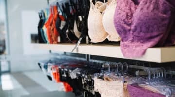 ブラの外し方のコツを伝授！スムーズにしてエッチを盛り上げて！のサムネイル画像