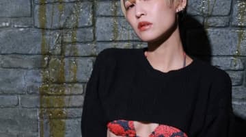 【エロ画像】小柳歩のグラビアがエロすぎる！お尻や割れ目もくっきり！のサムネイル画像