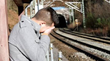 男は誰しも女々しい部分を持っている！女性に嫌われる女々しい男の特徴とは？女子の本音も大公開！のサムネイル画像