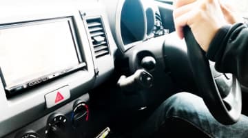 運転中のフェラでエロい密室体験♡意外と難しいテクニックと注意点を伝授！のサムネイル画像