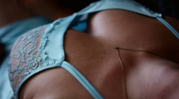 【エロマニアが解説】乳首調教のポイントと道具を紹介！胸だけでイき狂う!?のサムネイル画像