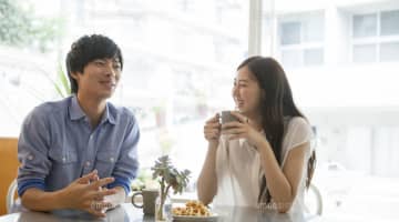 思わせぶりな態度をとる男性の特徴や心理とは？振り回されない対処法も伝授♪のサムネイル画像