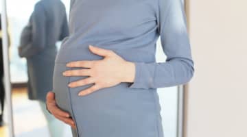 不倫セックスで妊娠したら!?リアルな男性の対応と選択肢！のサムネイル画像