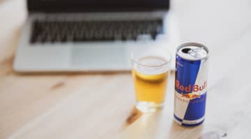 レッドブルはセックスする前どれくらいに飲むべき？実証してみた！のサムネイル画像