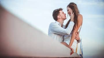 股ドンでドキドキ濡れて萌える体験談！太ももの間に彼の脚が…のサムネイル画像