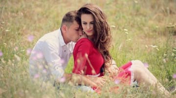 背中にキスする心理とは？興奮するやり方を伝授！のサムネイル画像