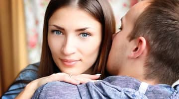 距離が近い女性の心理とは？自分への好意の見極め方も伝授！のサムネイル画像