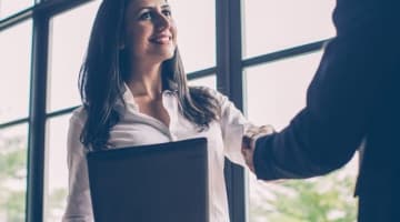 営業込みセックスの実態！実際に起こっている枕営業とは？のサムネイル画像