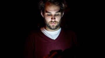 彼氏のスマホに出会い系アプリが！対処法と見つけ方を伝授！のサムネイル画像