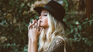 【ヤリチンが解説】周りにバレずに同期とセックスする方法！内緒のセフレ関係を作る！のサムネイル画像