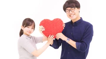 腕を絡めるという行為は男女の考え方の違いが現れる！男女別の心理を紹介！のサムネイル画像