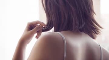 背中を愛撫されるのが好きな女性は多い！興奮させるやり方を伝授！のサムネイル画像