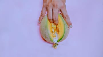 愛撫のテクニックは「上から下」が重要！本当に気持ちのいい愛撫の方法を伝授！のサムネイル画像