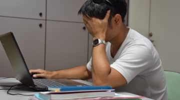 勃起を見られた時の対処法！プールや電車、会社で勃起したときどうすればいい!?のサムネイル画像