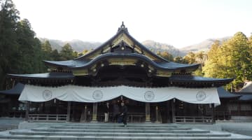 大自然に囲まれた弥彦神社で御朱印をGET！周辺スポット・おすすめイベントは？のサムネイル画像