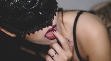 【風俗嬢が常連客に聞いてみた】ラッキーホールってどう？最高の手コキ風俗の料金・口コミを公開！のサムネイル画像