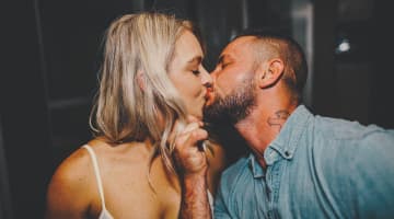 キスマークを早く消す方法を伝授！女性必見のテクとは？のサムネイル画像