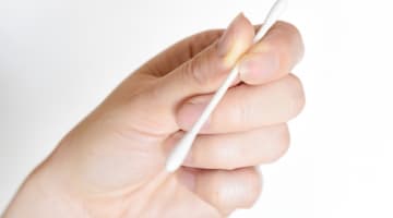 綿棒でクリトリスをいじられるとイっちゃう女子続出♡癖になる方法を伝授！のサムネイル画像