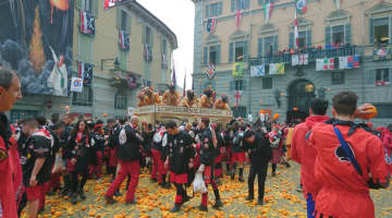 新世界遺産！イタリア・イブレアのオレンジ祭りを服装・持ち物・アクセス等徹底解説！のサムネイル画像