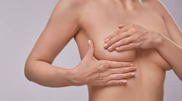 乳首を転がすと女性は悶絶！本当に感じる乳首の舐め方は？のサムネイル画像