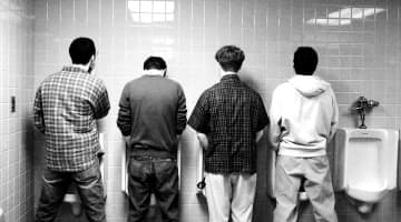 トイレでのオナニーは興奮するけどゲイとの遭遇に注意!?のサムネイル画像