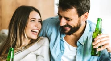 お酒を飲んでセックスをするメリットとデメリット20選！気持ちよかったけど後悔した体験談も！のサムネイル画像