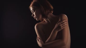 Aカップで裸に自信がない女性に知ってもらいたい貧乳女子に対する男の本音とは！？のサムネイル