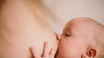 母乳セックスの方法や注意点まとめ！授乳プレイが興奮しすぎちゃう！のサムネイル画像