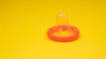 コンドームを付けると萎えるのはなぜ？男性心理と萎えさせないテクを伝授！のサムネイル画像