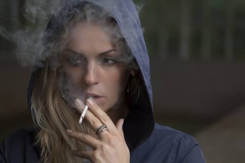 タバコ喫煙者の女性芸能人20選まとめのサムネイル