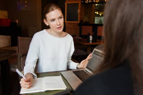 【ヤリチンが解説】女性上司とセフレの関係になる方法！エロすぎた体験談も暴露！のサムネイル