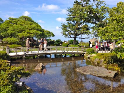 金沢【兼六園】の完全見所ガイド！無料期間やライトアップもあります！のサムネイル