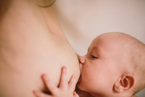母乳セックスの方法や注意点まとめ！授乳プレイが興奮しすぎちゃう！ | Trip-Partner[トリップパートナー]のサムネイル