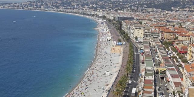Transat, parasol, café... Quelles sont les plages privées les plus chères et les moins chères à Nice?のサムネイル