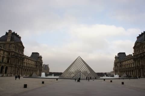 フランス美術館の代名詞【ルーブル美術館】の見どころを徹底解説！美術だけじゃない楽しみ方も！のサムネイル