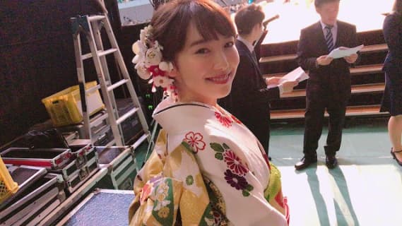 【エロ画像】飯豊まりえが超エロい！くびれバッチリの美ボディにエッチな妄想が止まらない！ | happy-travel[ハッピートラベル]のサムネイル