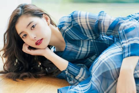 【画像付き】美しすぎる女優新木裕子のおっぱいを堪能せよ！抜けるショットをまとめてみた！のサムネイル