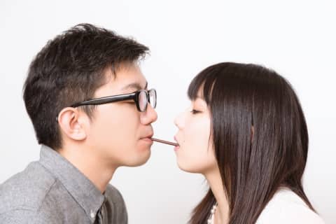 【ヤリチンが解説】付き合う前にするディープキスをする心理とは？女性からするのもアリ！のサムネイル