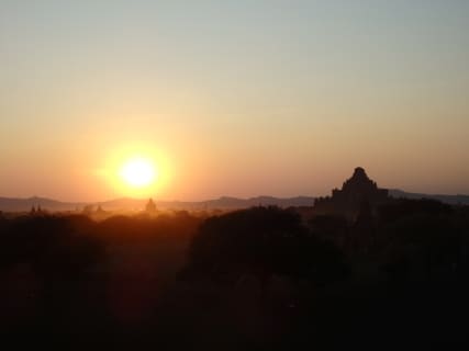 【ミャンマーの世界遺産】世界三大仏教遺跡・バガンの見どころと巡り方！忘れられない夕日はここ！のサムネイル